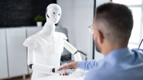 Men At Interview With AI Robot Machine; KI; AI; Mensch und Maschine; Digitialisierung