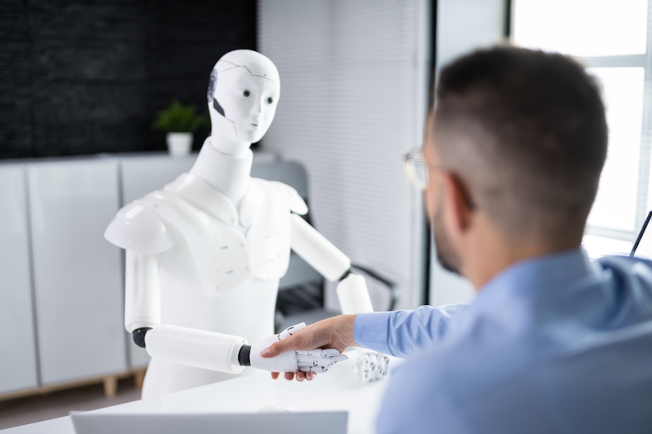 Men At Interview With AI Robot Machine; KI; AI; Mensch und Maschine; Digitialisierung