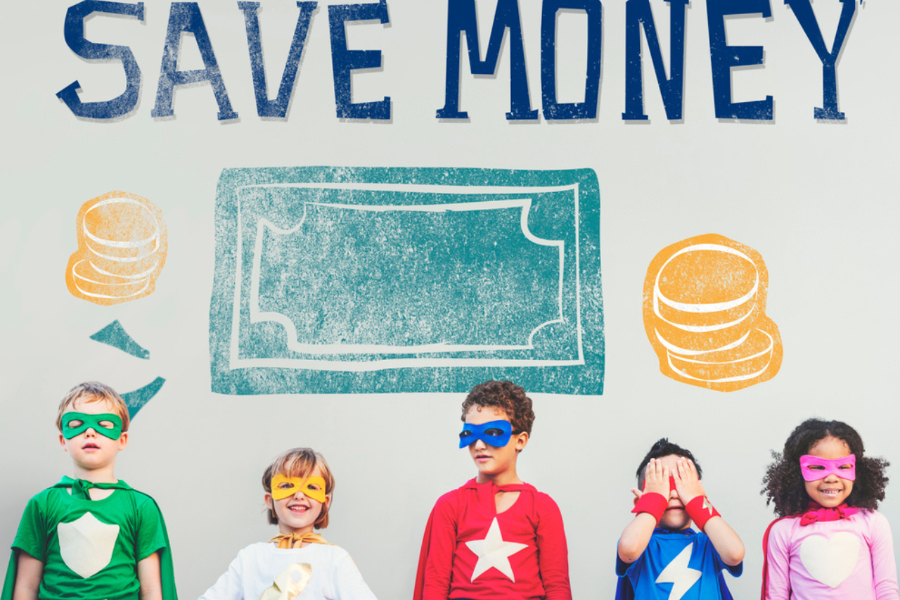 Superhelden Freunde spielen zusammen, Geld sparen Konzept, Altersvorsorge, Sparen, Geldanlage
