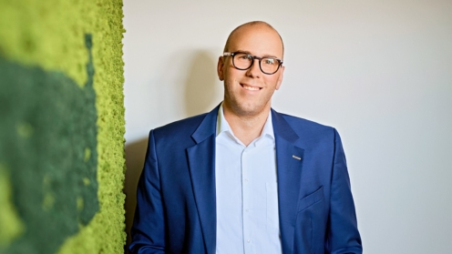Fabian Van Lancker neben einer grünen Wand