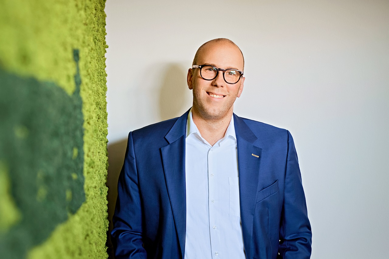 Fabian Van Lancker neben einer grünen Wand