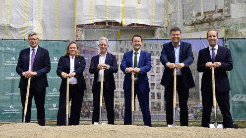 v.l.n.r.: Raik Mildner (Vorstandsvorsitzender HMG), Celia-Isabel Vietmeyer (Vorstand Quantum), Malte Andes (stellv. Vorstandsvorsitzender HMG), Eberhard Sautter (Vorstandsvorsitzender HanseMerkur), Finanzsenator Dr. Andreas Dressel und Ulrich Haeselbarth (Vorstand HMG) beim Spatenstich.