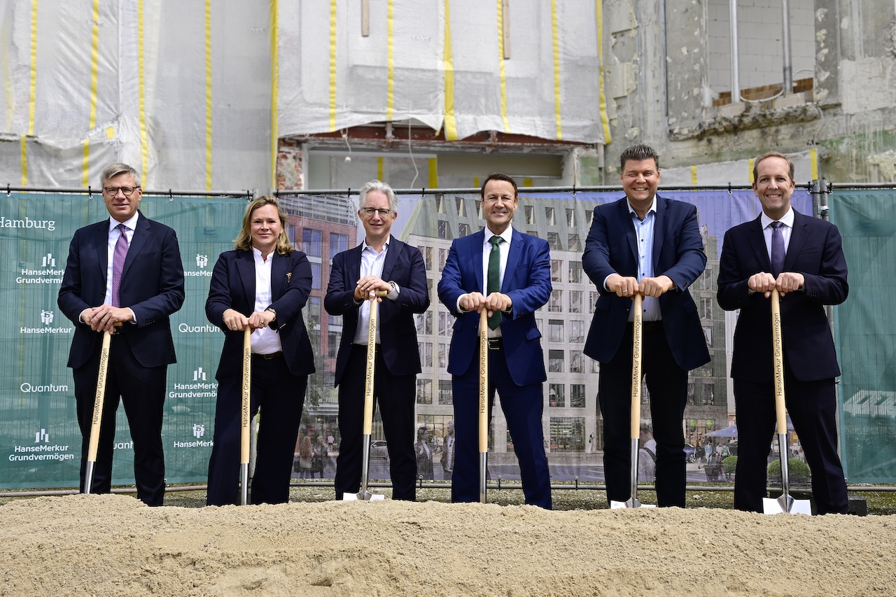 v.l.n.r.: Raik Mildner (Vorstandsvorsitzender HMG), Celia-Isabel Vietmeyer (Vorstand Quantum), Malte Andes (stellv. Vorstandsvorsitzender HMG), Eberhard Sautter (Vorstandsvorsitzender HanseMerkur), Finanzsenator Dr. Andreas Dressel und Ulrich Haeselbarth (Vorstand HMG) beim Spatenstich.