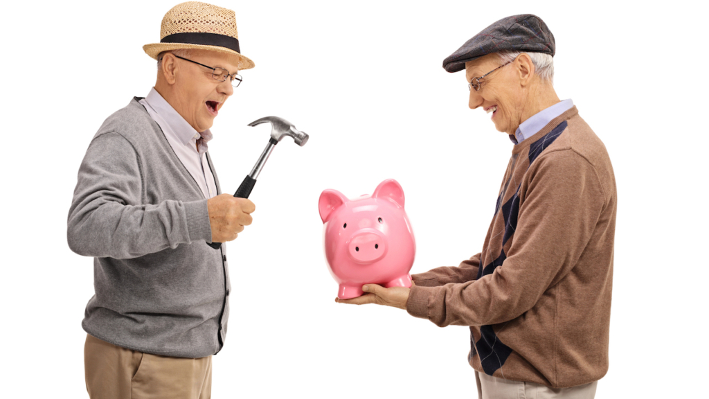 Rentner mit Sparschwein