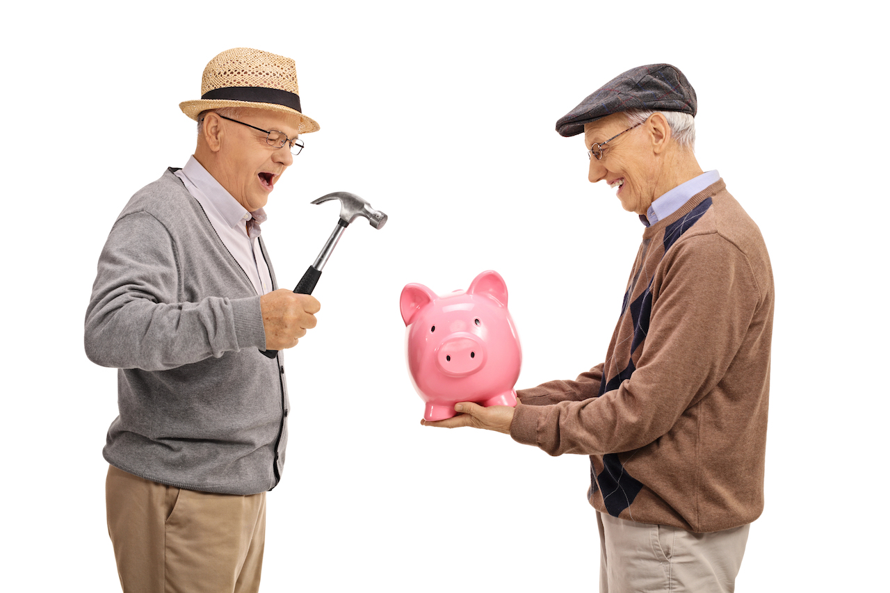 Rentner mit Sparschwein
