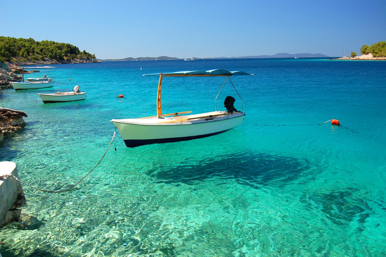 Die kroatische Adria lockt mit kristallblauem Wasser/ Ferien, Urlaub, Reiseversicherung