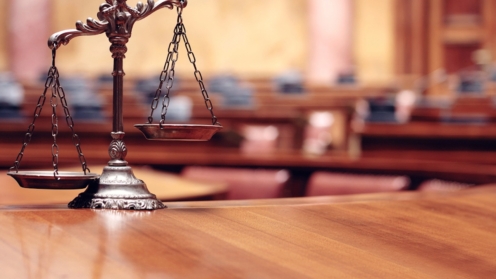 Waage, Symbol für Recht und Gerechtigkeit im leeren Gerichtssaal, Konzept von Recht und Gerechtigkeit. Urteil, Recht, Steuern,