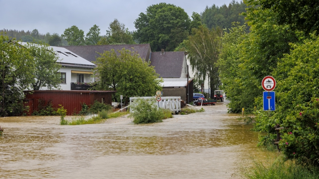 Überflutete Straße mit Häusern