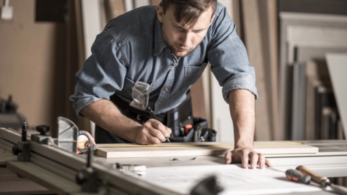 Tischler bei der Arbeit an der Werkbank, Handwerk, KMU, Mittelstand, Versicherung, Gewerbe