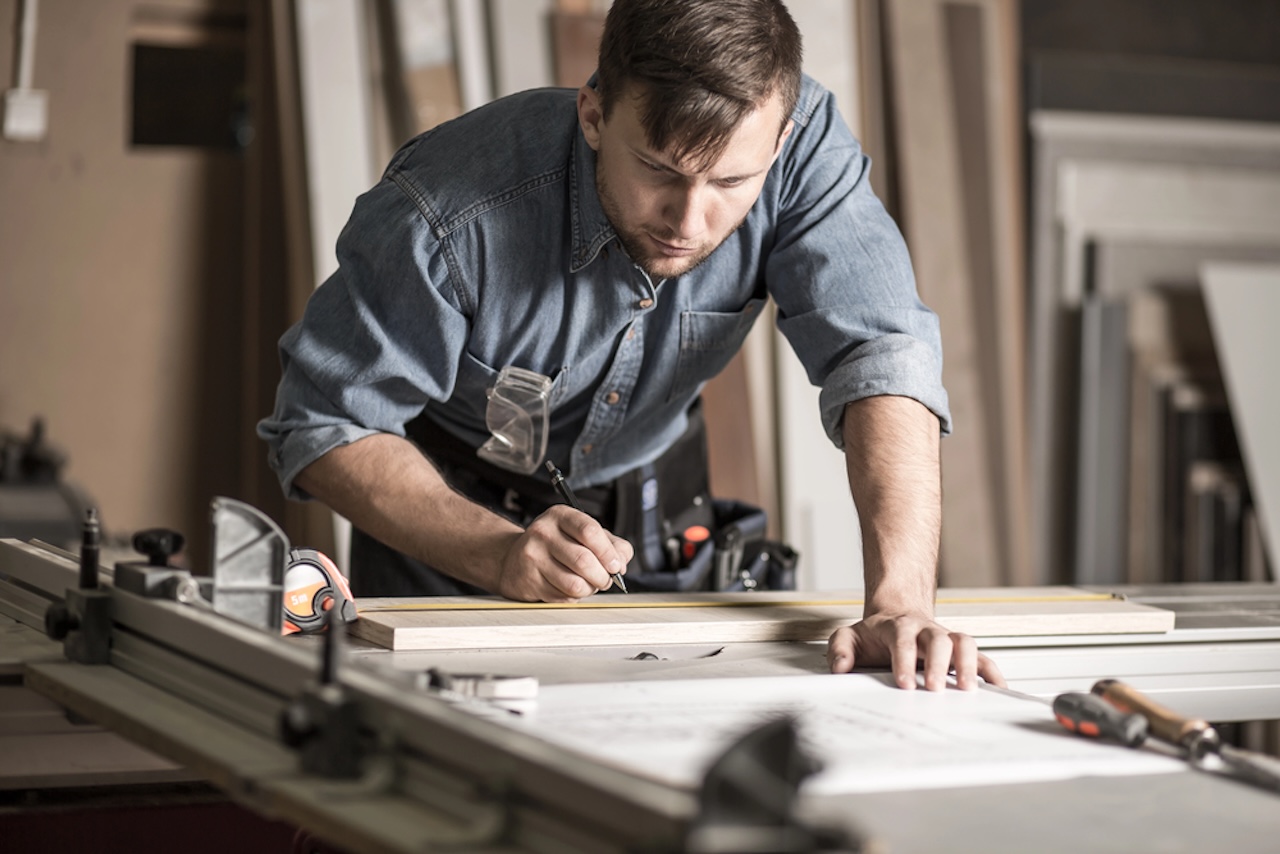 Tischler bei der Arbeit an der Werkbank, Handwerk, KMU, Mittelstand, Versicherung, Gewerbe