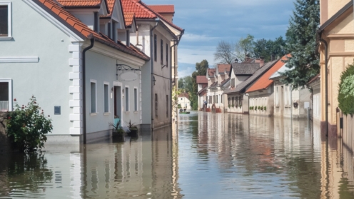 Häuser an einer überschwemmten Straße
