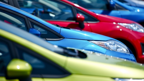 Bunte Autos auf Lager. Kleine europäische Fahrzeuge auf Lager. Viele Farben zur Auswahl. Autos auf Lager beim Händler. Fotosammlung zum Thema Transport