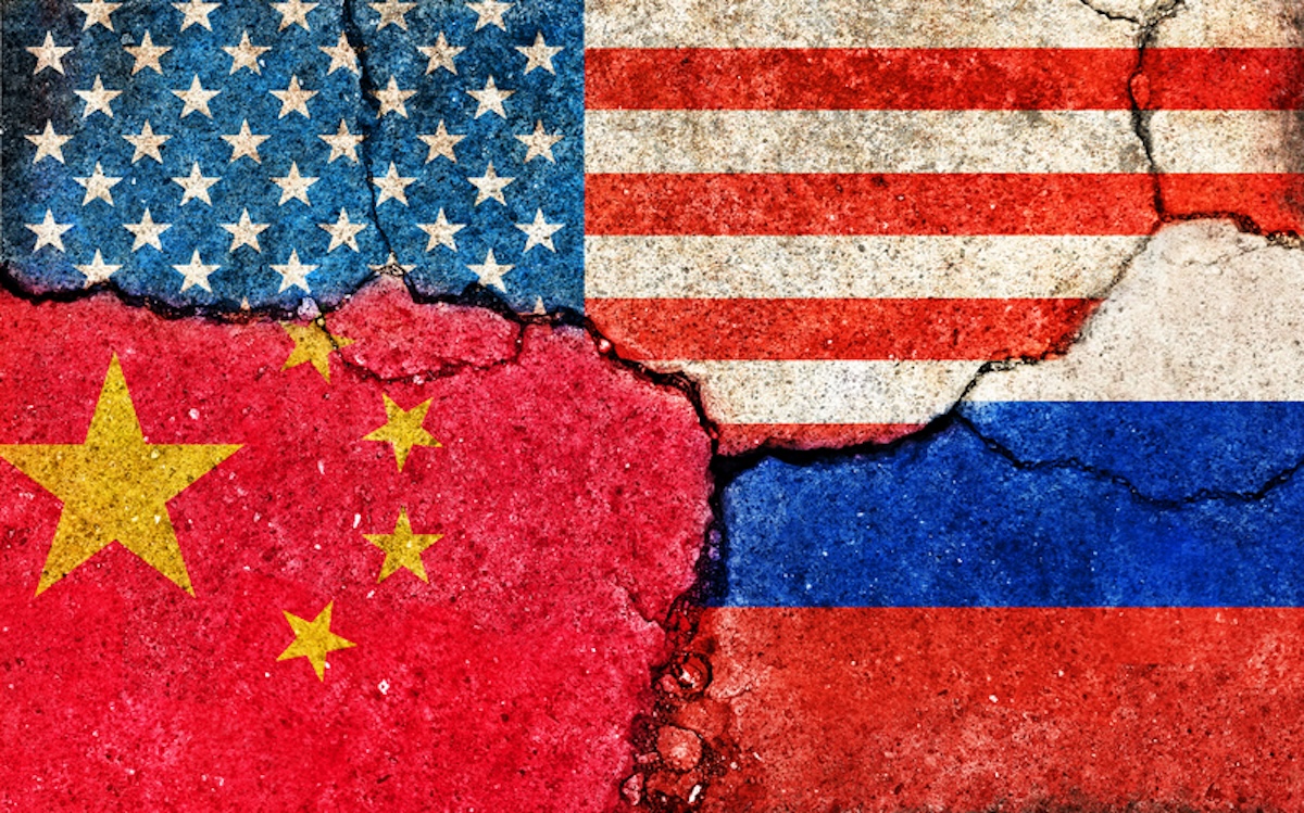 Flaggen-Illustration von drei Ländern mit Konflikten und politischen Problemen (Hintergrund aus rissigem Beton) | USA, China und Russland