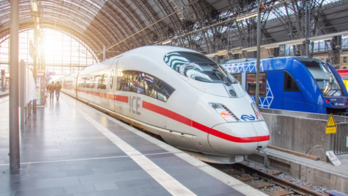 ICE im Bahnhof