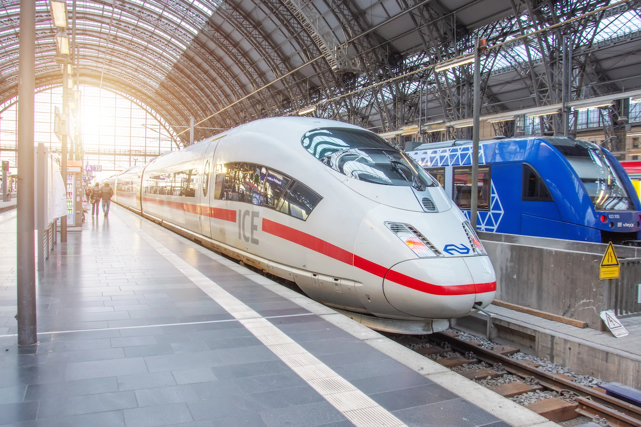 ICE im Bahnhof