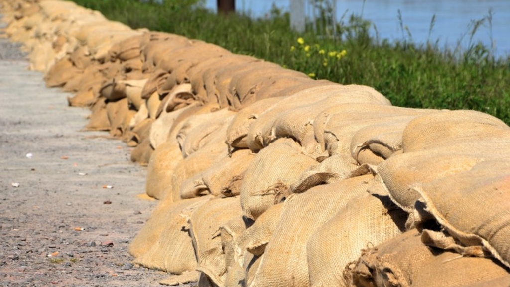 Sandsäcke sollen vor Überschwemmung schützen, Naturgefahren, Elementargefahren, GDV