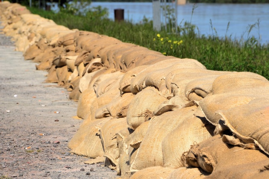 Sandsäcke sollen vor Überschwemmung schützen, Naturgefahren, Elementargefahren, GDV