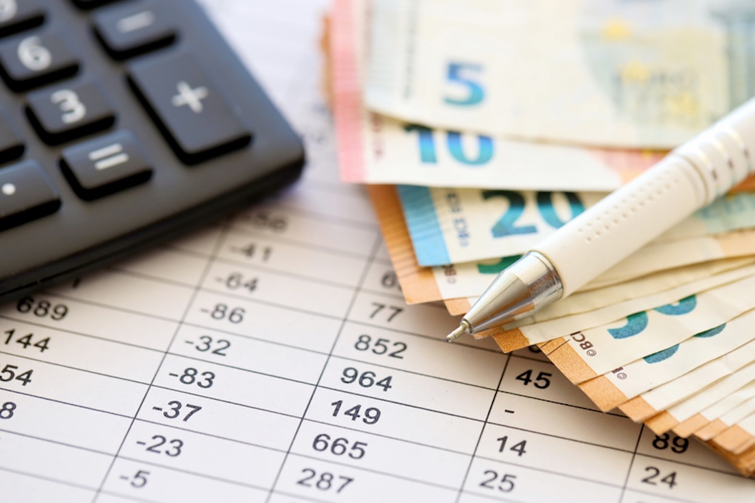 Geschäftskonzept mit vielen Euro-Geldscheinen, Taschenrechner und Stift in Nahaufnahme, Beiträge, Preise, Inflation, Kosten, Gesundheit