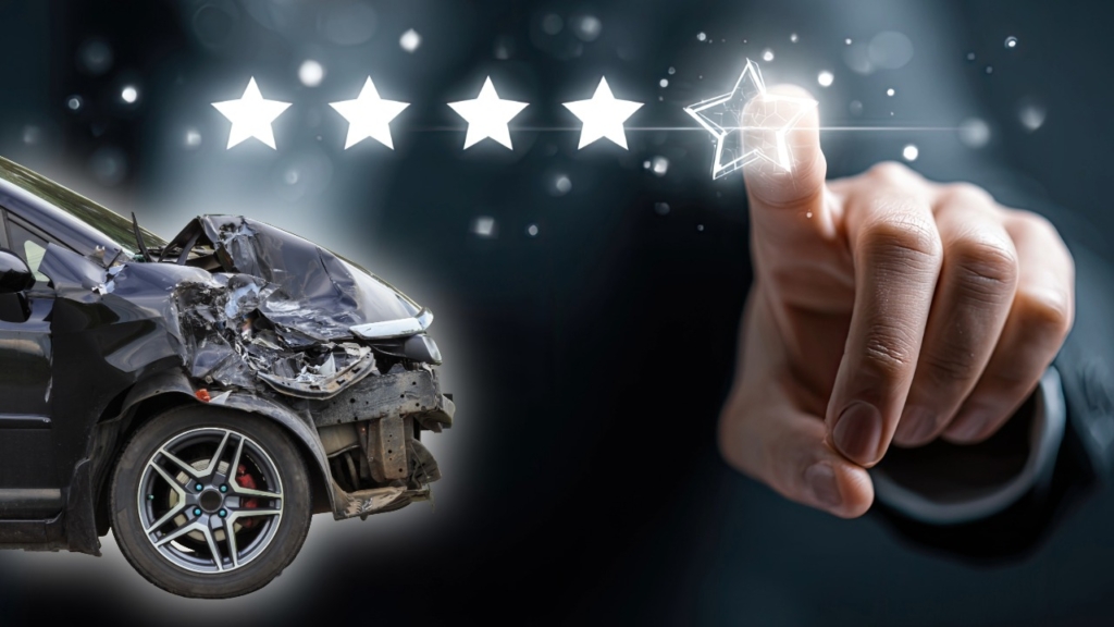 Hand vergibt 5 Sterne, darunter ein gecrashtes Auto