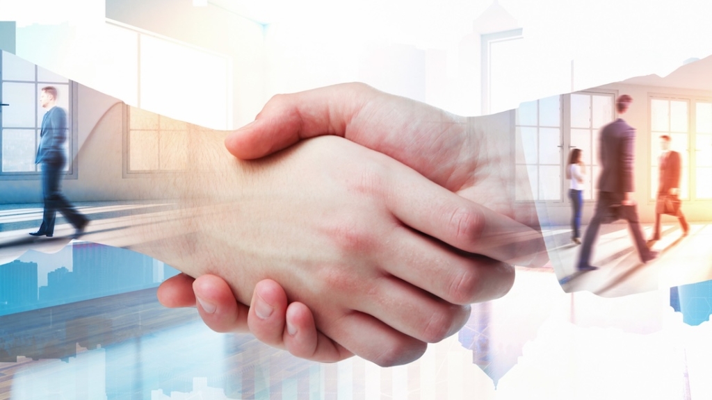 Partnerschaft, Handschlag vor abstraktem Büro-Stadt-Hintergrund. Konzept für Teamarbeit und Partnerschaft. Doppelbelichtung