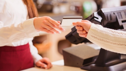Kreditkarte an der Supermarktkasse. Neben Lebensmittel gibt künftig auch Versicherungen.
