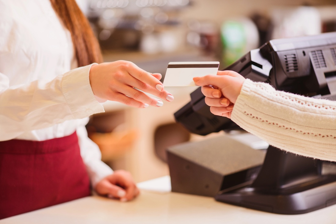 Kreditkarte an der Supermarktkasse. Neben Lebensmittel gibt künftig auch Versicherungen.