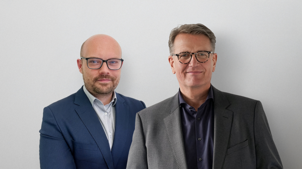 Philipp Langendörfer, Vorstandsvorsitzender der Astra Versicherung, und Martin Gräfer, Vorstandsvorsitzender der Bayerische Allgemeine Versicherung (v.l.)