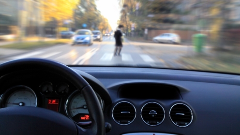 Ein Fußgänger vor einem Auto, Unfallforschung, Unfall, Recht, Kfz, GDV