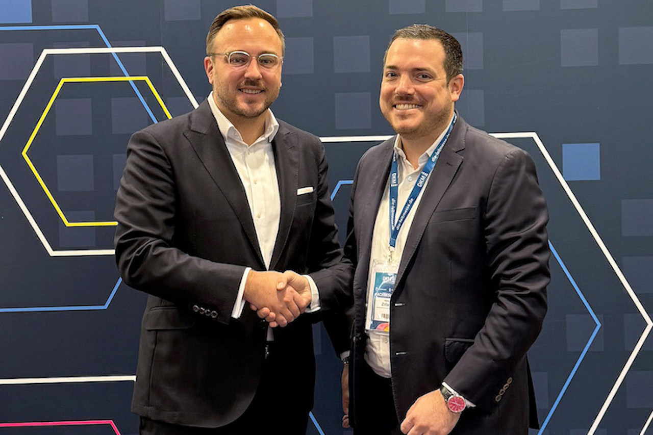 Kevin Jürgens, Vertriebsvorstand der Phönix Maxpool Gruppe, und Aljoscha Ziller, Geschäftsführer der Verivox Versicherungsvergleich GmbH (v.l.)