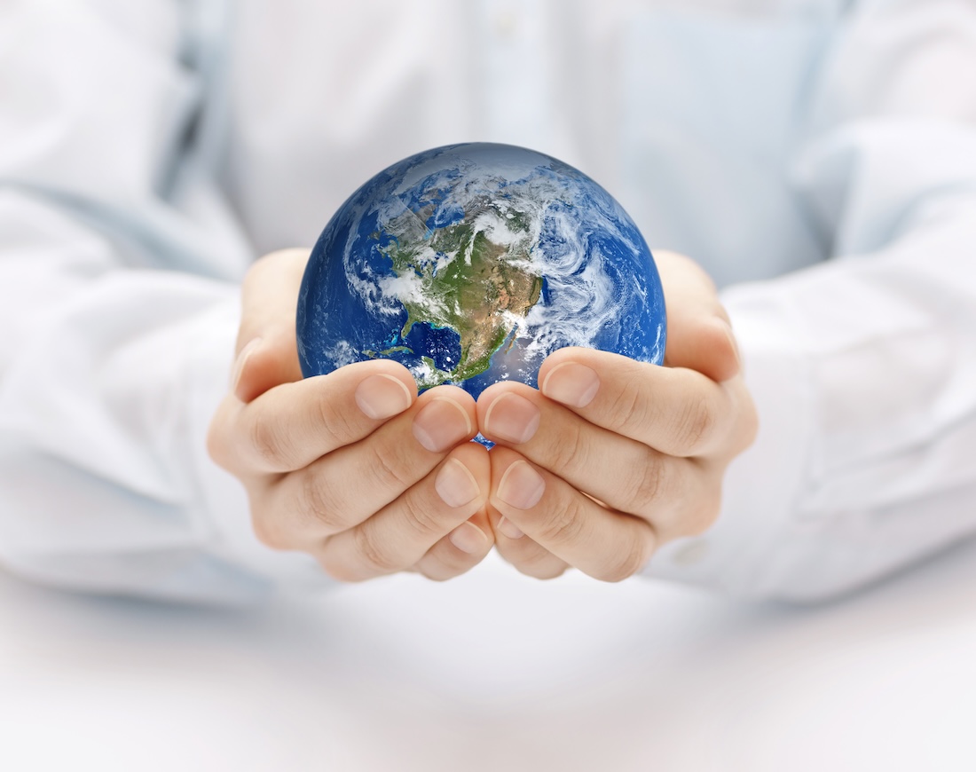 Die Welt in den Händen, Nachhaltigkeit, Nachhaltige Versicherungen, ESG