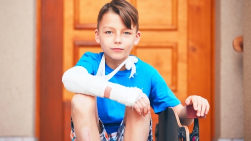 Kind, Junge, mit bandagiertem Arm, Unfall, Unfallversicherung, Gesundheit, private Unfallversicherung