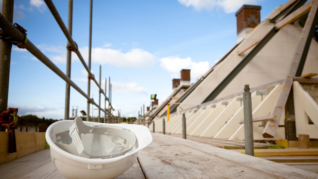 Krise in der Bauwirtschaft, ein verwaister Helm,