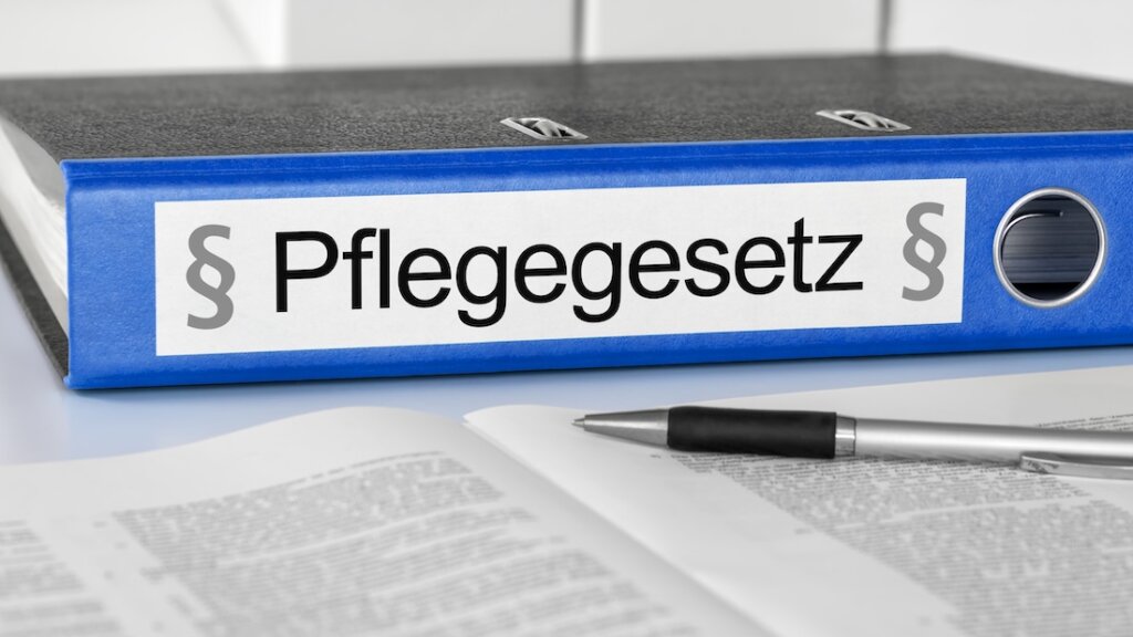Aktenordner mit der Beschriftung Pflegegesetz