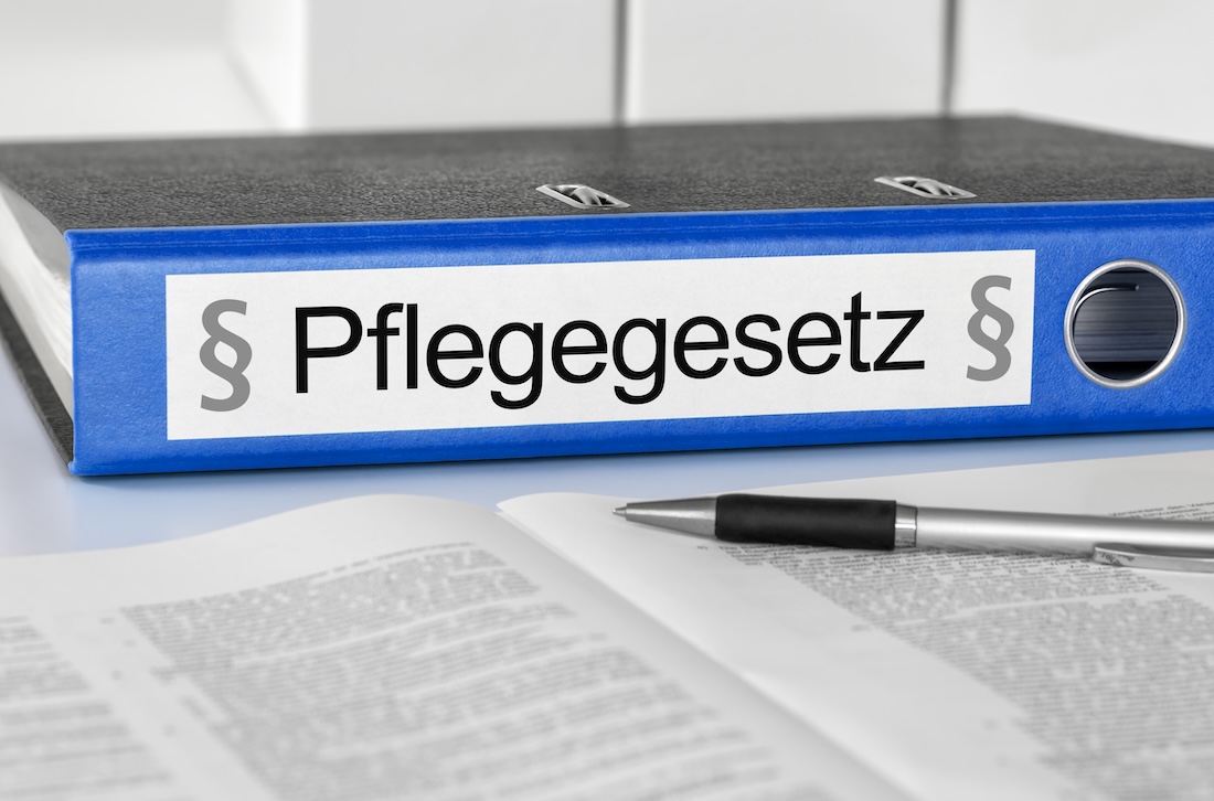 Aktenordner mit der Beschriftung Pflegegesetz