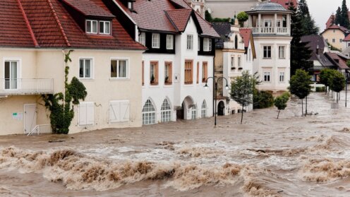 Hochwasser und Überflutung der Strassen in Steyr, Österreich
