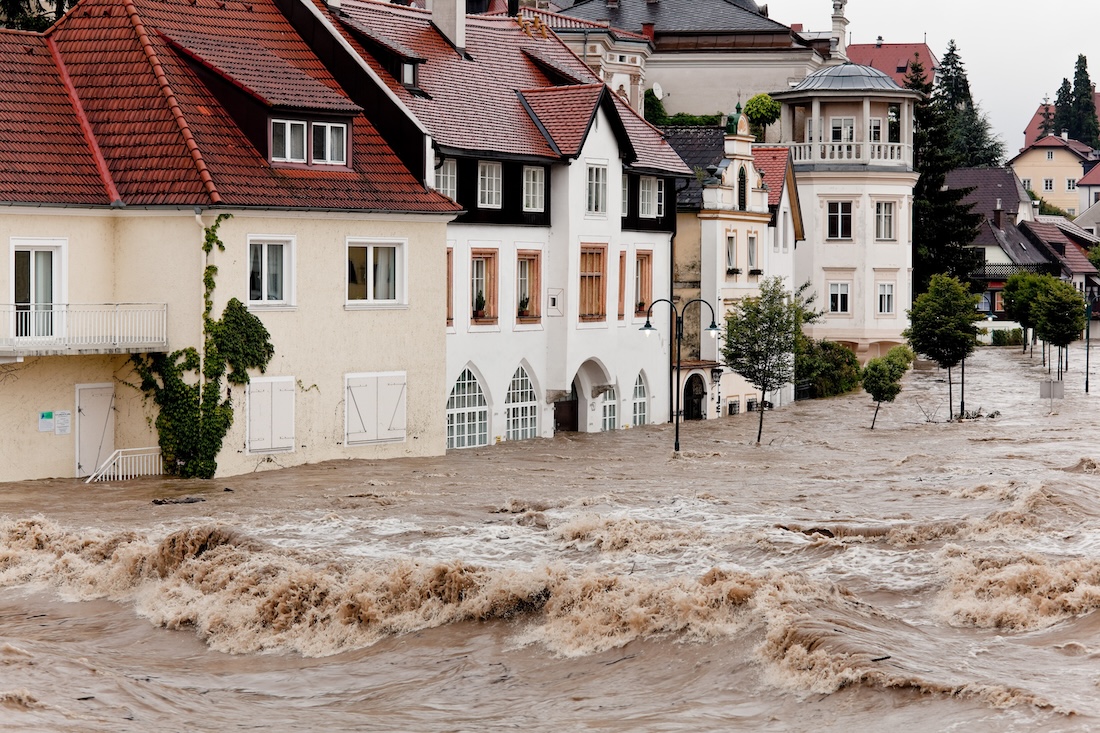 Hochwasser und Überflutung der Strassen in Steyr, Österreich