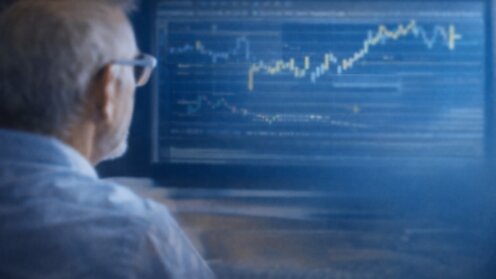 Älterer Mann vor einem Bildschirm. Babyboomer kurz vor der Rente.