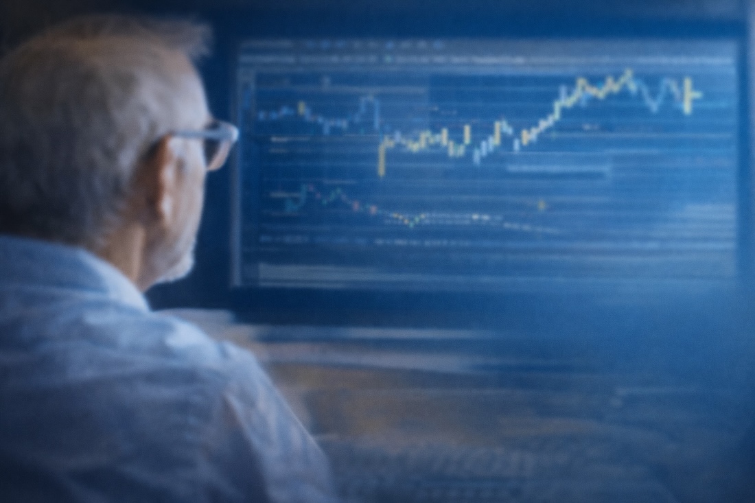 Älterer Mann vor einem Bildschirm. Babyboomer kurz vor der Rente.