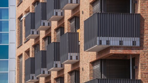 Moderne braune Wohngebäude aus backstein mit Balkonen, Reihenhäuser, Mehrfamilienhäuser, Bremen, Deutschland