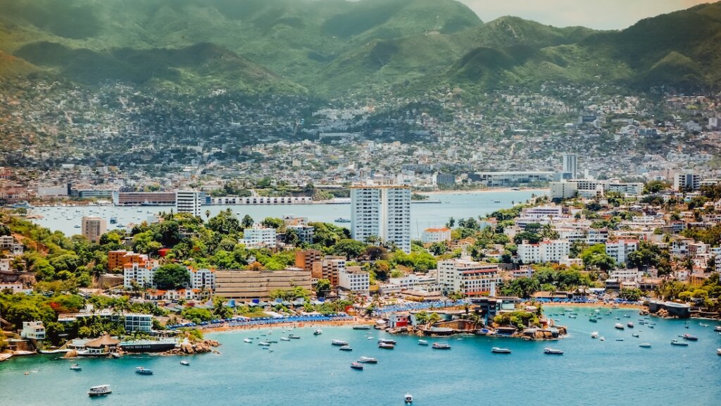 Die Stadt Acapulco, Mexico. Küstenstadt, Klimarisiken, Meeresspie