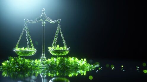 Eine elegante juristische Waage, umgeben von üppigem Grün und vor einem dunklen, spiegelnden Hintergrund, symbolisiert Umweltrecht und unternehmerische Verantwortung – ideal, um ökologische Fairness und nachhaltige Geschäftspraktiken zu präsentieren.