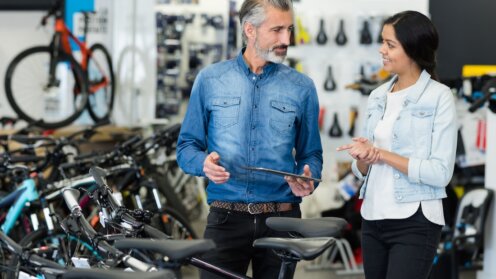 Fahrradhändler, Käuferin, Ebikes, Fahrradversicherungen
