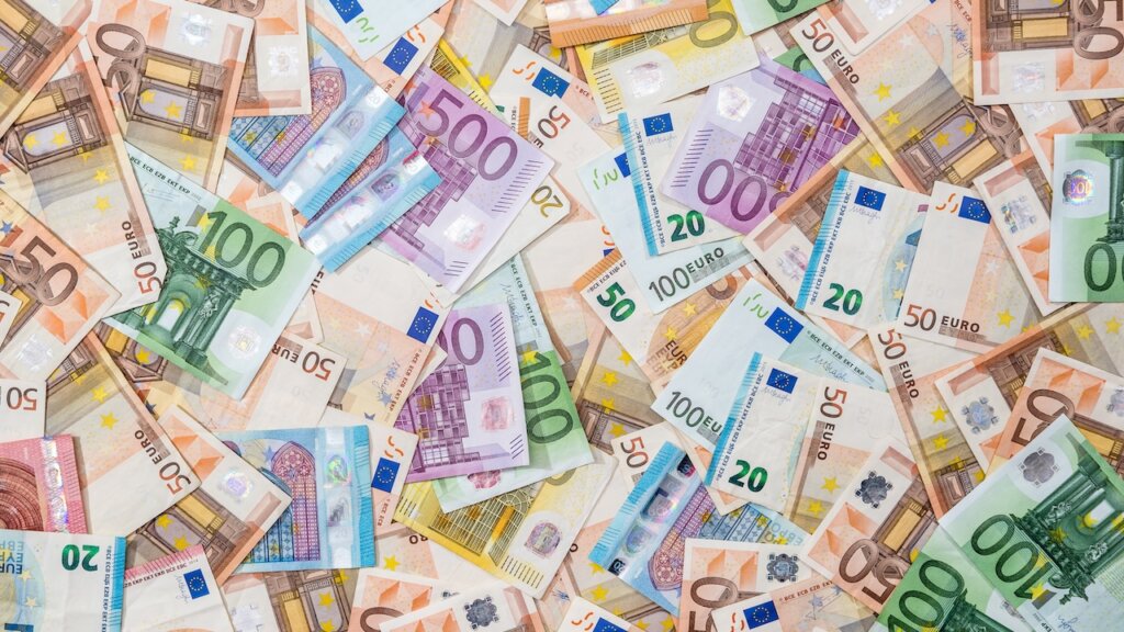 Viele verschiedene Euro-Scheine durcheinander, ungeordnet