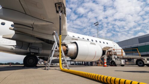 Ein Flugzeug wird mit einem Schlauch betankt.