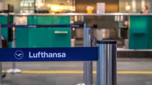 Leeres Gate mit Lufthansa-Absperrband.