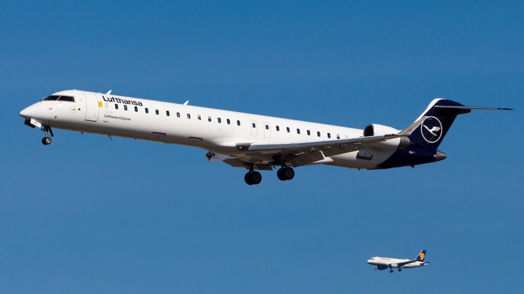 Zwei Flugzeuge der Lufthansa Cityline in der Luft