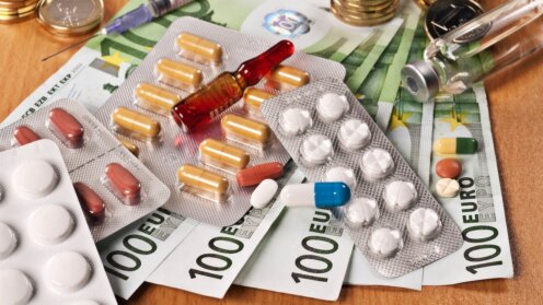 Medikamente und 100-Euro-Scheine liegen auf einem Tisch.