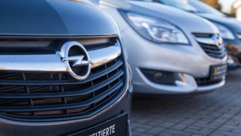 Mehrere Opel-Fahrzeuge im Außenbereich eines Händlers, frontal mit Kühlergrill im Fokus.