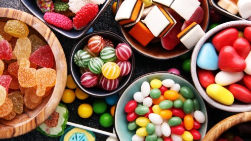 Süßigkeiten mit Gelee und Zucker. Bunte Auswahl an verschiedenen Süßigkeiten und Leckereien für Kinder.