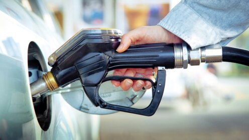 Hand am Tankschlauch.